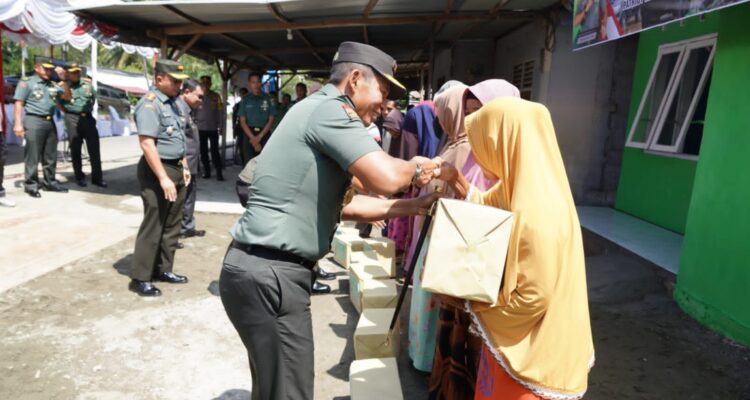 Peresmian Renovasi Rumah Tidak Layak Huni dan Sumur Bor dalam rangka peringatan Hari Ulang Tahun Ke-67 Kodam Iskandar Muda tahun 2023 oleh Panglima Komando Daerah Militer Iskandar Muda (Pangdam IM), Mayor Jenderal TNI Novi Helmy Prasetya, S.I.P, M.I.P,, yang bertempat di Gp. Gunung Keleng Kec. Meureubo kab. Aceh Barat Kamis (21/12/23).