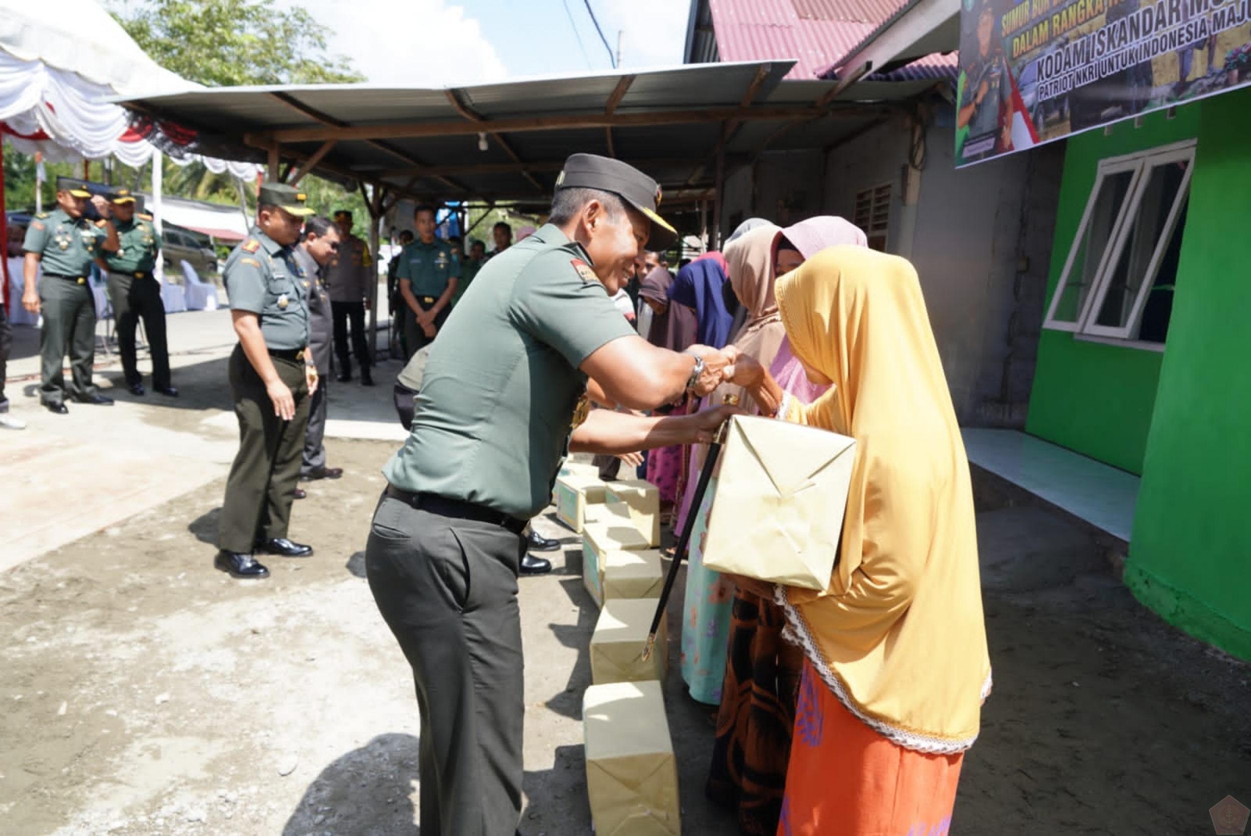 Peresmian Renovasi Rumah Tidak Layak Huni dan Sumur Bor dalam rangka peringatan Hari Ulang Tahun Ke-67 Kodam Iskandar Muda tahun 2023 oleh Panglima Komando Daerah Militer Iskandar Muda (Pangdam IM), Mayor Jenderal TNI Novi Helmy Prasetya, S.I.P, M.I.P,, yang bertempat di Gp. Gunung Keleng Kec. Meureubo kab. Aceh Barat Kamis (21/12/23).