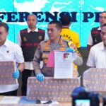 Kepala Bidang Humas Polda Jawa Barat, Kombes Pol Ibrahim Tompo S.I.K., M.Di menyampaikan keberhasilan Polda Jabar dalam mengungkap kasus perkara tindak pidana korupsi yang dilakukan oleh HC, di UTPD RSUD Palabuhanratu Kabupaten Sukabumi atas dugaan penyalahgunaan dana anggaran insentif tenaga kesehatan yang menangani Covid 19 pada UTPD RSUD Palabuhanratu Kabupaten Sukabumi Tahun Anggaran 2020 dan 2021. Kamis (28/12/2023).