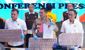 Kepala Bidang Humas Polda Jawa Barat, Kombes Pol Ibrahim Tompo S.I.K., M.Di menyampaikan keberhasilan Polda Jabar dalam mengungkap kasus perkara tindak pidana korupsi yang dilakukan oleh HC, di UTPD RSUD Palabuhanratu Kabupaten Sukabumi atas dugaan penyalahgunaan dana anggaran insentif tenaga kesehatan yang menangani Covid 19 pada UTPD RSUD Palabuhanratu Kabupaten Sukabumi Tahun Anggaran 2020 dan 2021. Kamis (28/12/2023).
