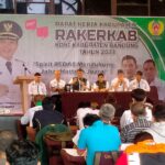 Kepala Dinas Pemuda dan Olahraga Kabupaten Bandung, Kawaludin membuka acara pelaksanaan Rapat Kerja Kabupaten (Rakerkab) KONI Kabupaten Bandung tahun 2023 di Ciwidey Valley Resort Kecamatan Rancabali, Kabupaten Bandung, Kamis (14/12/2023).