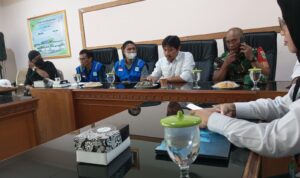 Foto: Audensi dihadiri Dirut RSUD Sumedang, dr. H.Enceng, perwakilan kontraktor, kapolsek dan Koramil Sumedang Selatan, bersama beberapa LSM, Ormas serta Insan Media di ruang rapat RSUD, Rabu 18 September 2024. 