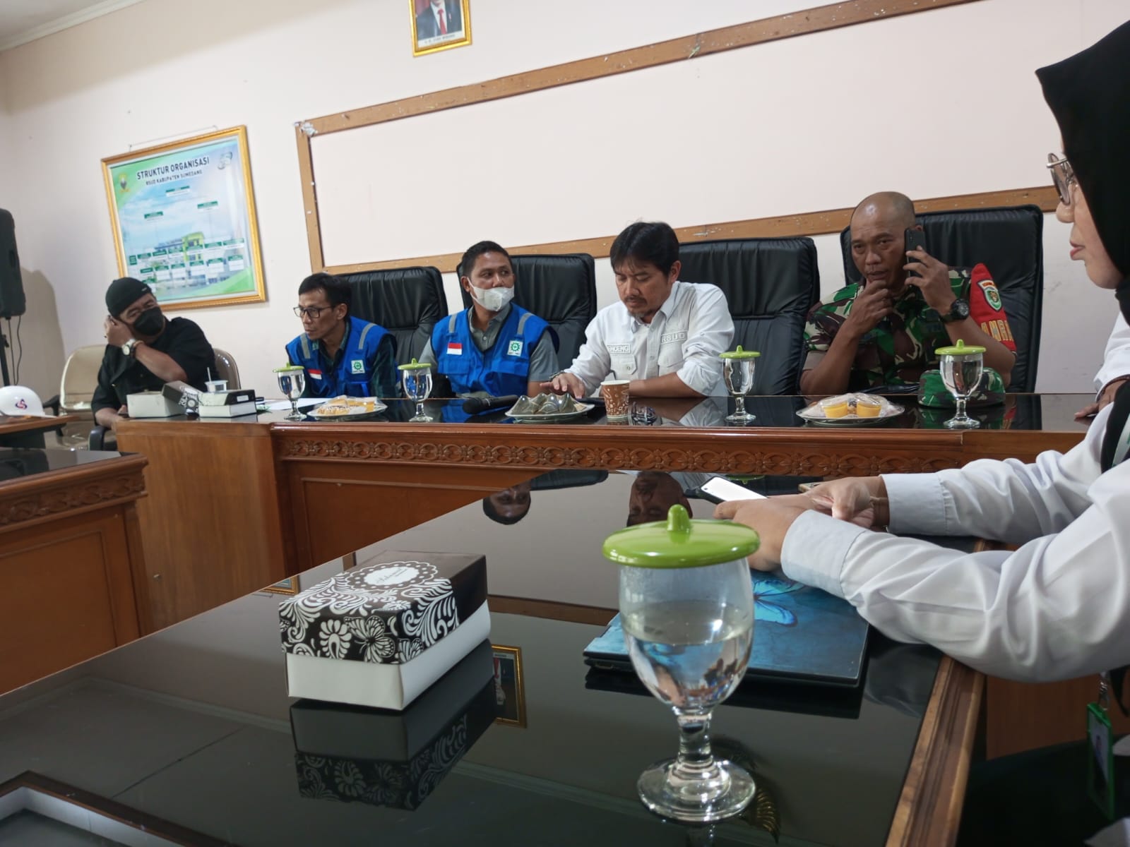 Foto: Audensi dihadiri Dirut RSUD Sumedang, dr. H.Enceng, perwakilan kontraktor, kapolsek dan Koramil Sumedang Selatan, bersama beberapa LSM, Ormas serta Insan Media di ruang rapat RSUD, Rabu 18 September 2024. 